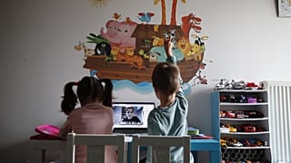 Μικροί μαθητές στην Ελλάδα κάνουν μάθημα εξ αποστάσεως