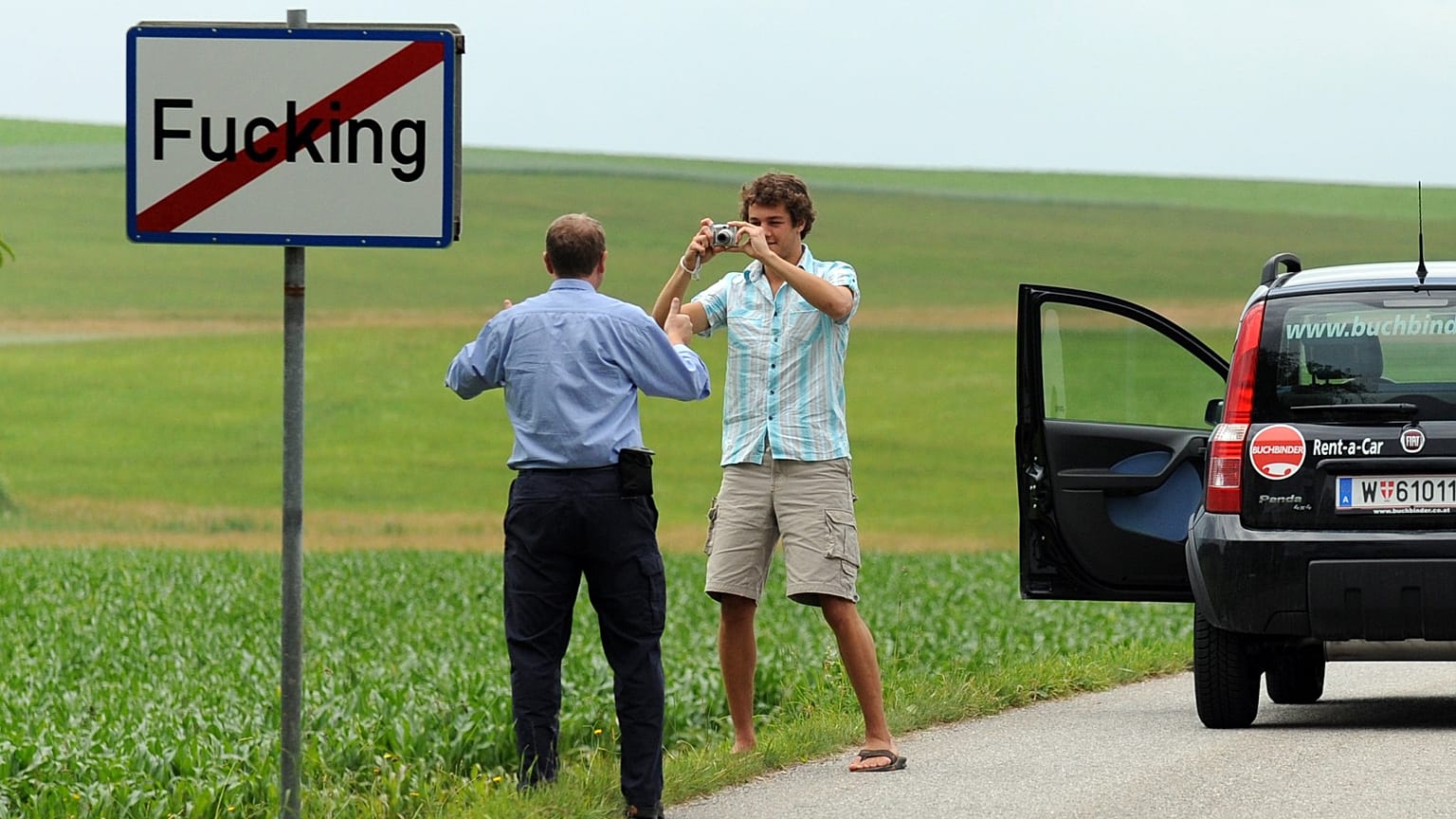 Archives : touristes venant se prendre en photo devant l'un des panneaux de "Fucking", le  18 juin 2006