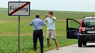 Archives : touristes venant se prendre en photo devant l'un des panneaux de "Fucking", le 18 juin 2006