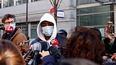 Fransa'nın başkenti Paris'te 3 polis tarafından maske takmadığı gerekçesiyle darp edilen müzik yapımcısı Michel isimli Afrika kökenli şahıs