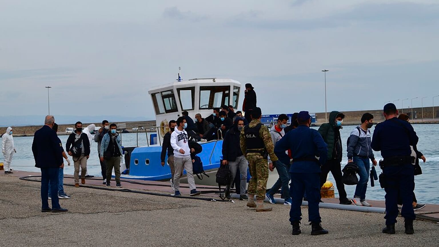Yunanistan'a ayak basan göçmenler