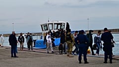 Yunanistan'a ayak basan göçmenler