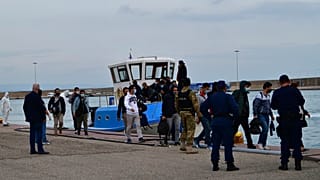 Yunanistan'a ayak basan göçmenler