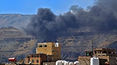 غارة جوية من قبل التحالف بقيادة السعودية على مواقع الحوثيين في العاصمة اليمنية صنعاء، 27 نوفمبر/ تشرين الثاني 2020