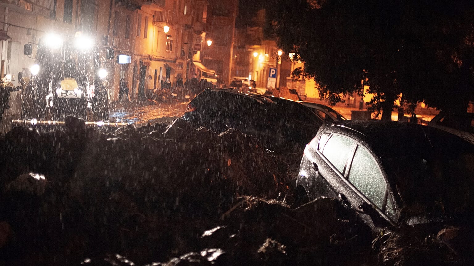 Coches engullidos por el barro en la localidad de Bitti