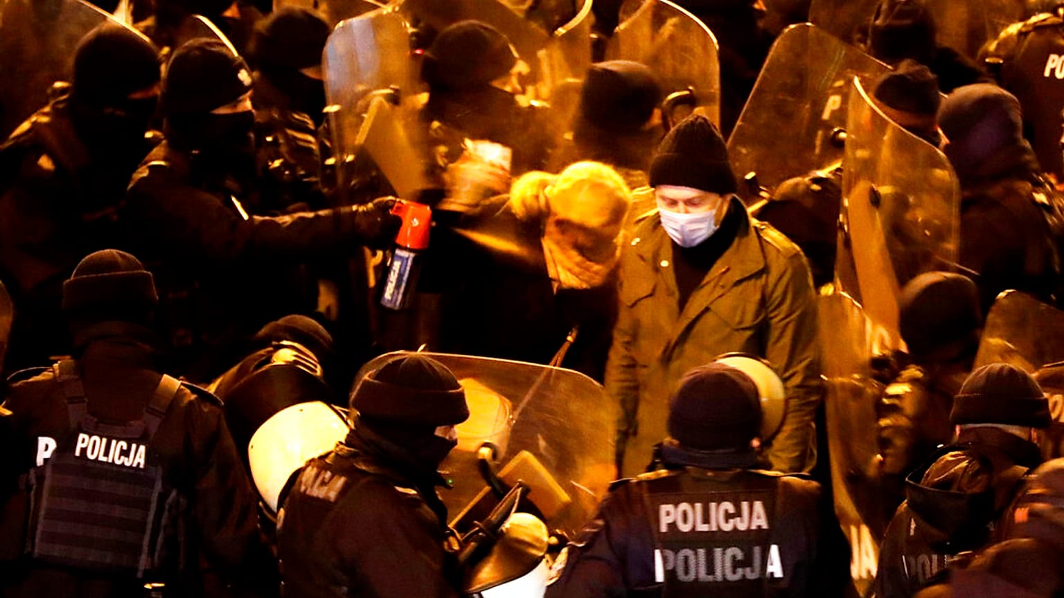 Polícia usa gás lacrimogéneo contra deputada da oposição, Barbara Nowacka