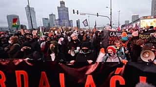 Miles de personas participaron en la manifestación del sábado en Varsovia