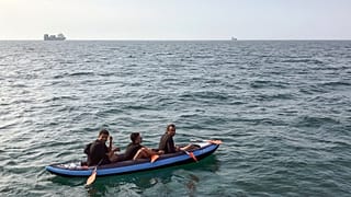 Fransa'dan İngiltere'ye geçmeye çalışan göçmenler 