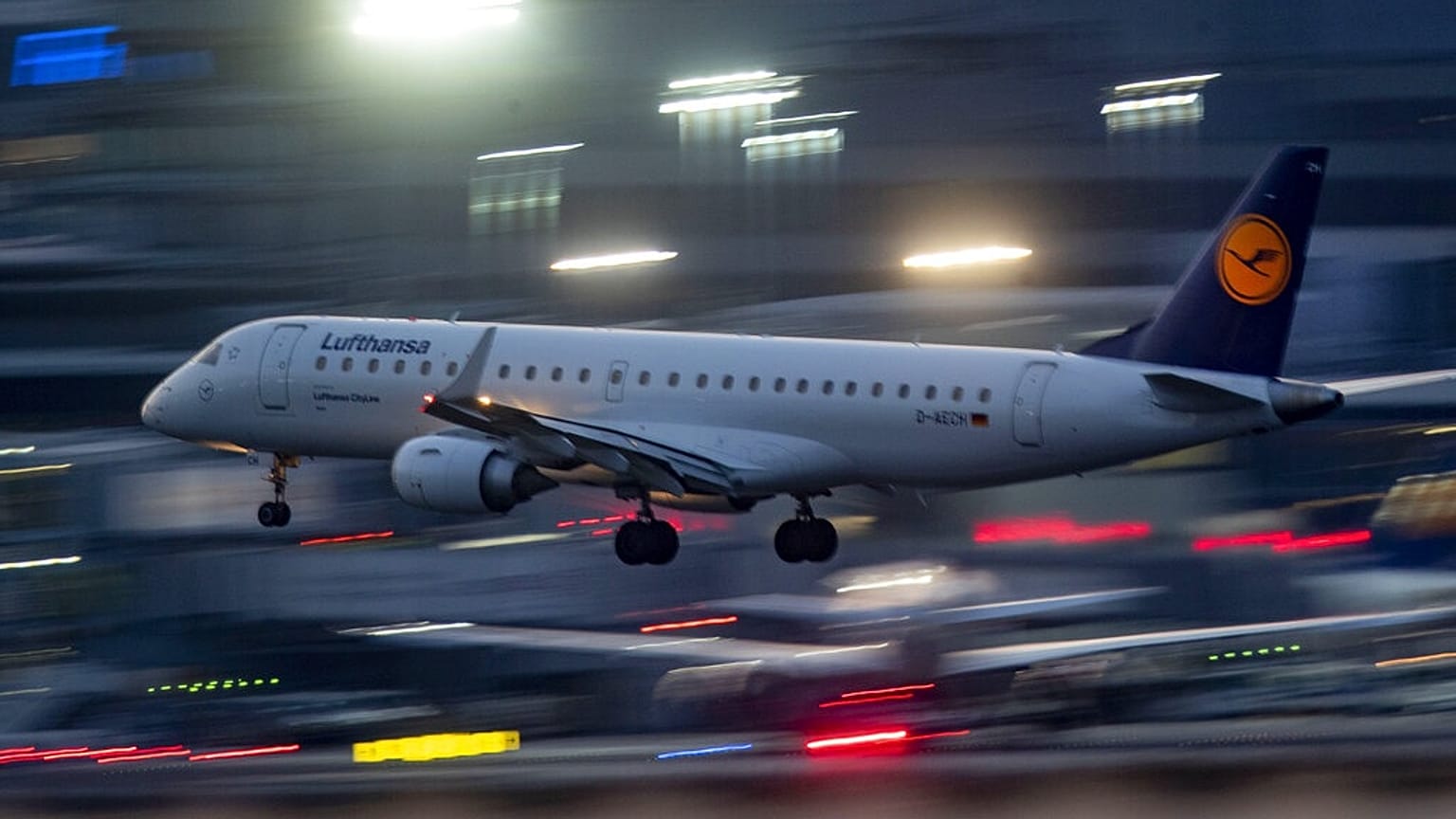 Lufthansa gép landol Frankfurtban