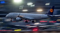 Lufthansa gép landol Frankfurtban