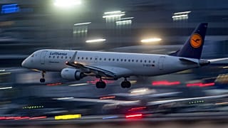 Lufthansa gép landol Frankfurtban