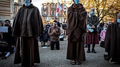 Katolikler kiliseleri kapatan hükümeti protesto etti 