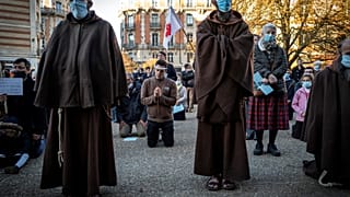 Katolikler kiliseleri kapatan hükümeti protesto etti