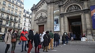 Des fidèles attendent pour pouvoir entrer dans l'église Notre-Dame-des-Champs à Paris, le 29/11/2020