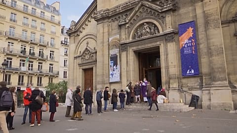 Priest asking worshippers to get in faster to avoid standing in groups