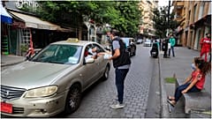 توزيع كماكات مجانا في أحد شوارع بيروت
