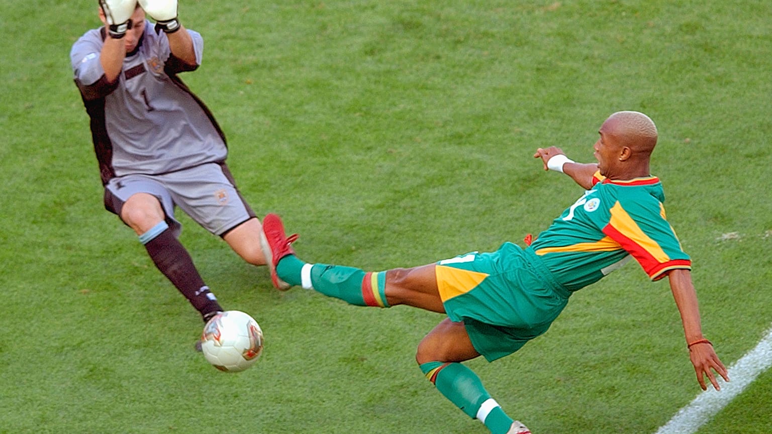 Papa Bouba Diop trifft gegen Uruguays Keeper Fabian Carini bei WM 2002 
