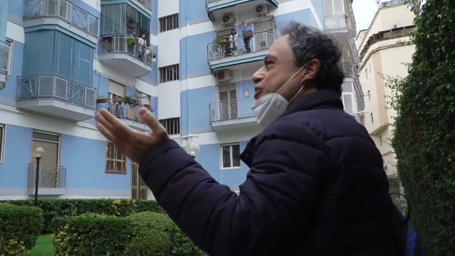 Don Giorgio visita a sus feligreses