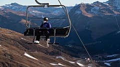 Die ersten SkifahrerInnen genießen die Öffnung der Stationen in der Schweiz.