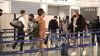 Filas de espera en un aeropuerto tras la festividad de Acción de Gracias