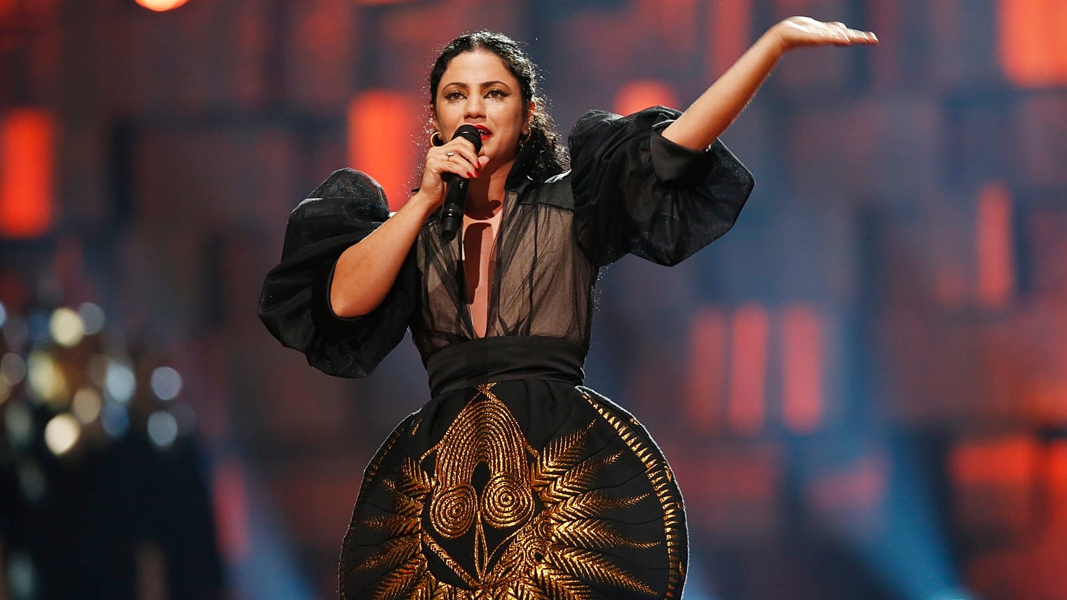 الفنانة التونسية آمال المثلوثي خلال الحفل السنوي لجوائز نوبل في أوسلو حيث غنت "كلمتي حرة" التي انتجتها بعد 2011. 2015/12/11