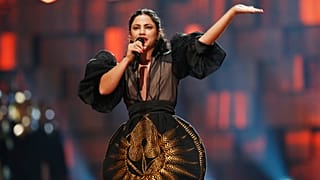 الفنانة التونسية آمال المثلوثي خلال الحفل السنوي لجوائز نوبل في أوسلو حيث غنت "كلمتي حرة" التي انتجتها بعد 2011. 2015/12/11