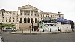 Sie trotzen Wind und Wetter: Das provisorische Protest-Camp vor dem Parlament in Lissabon.