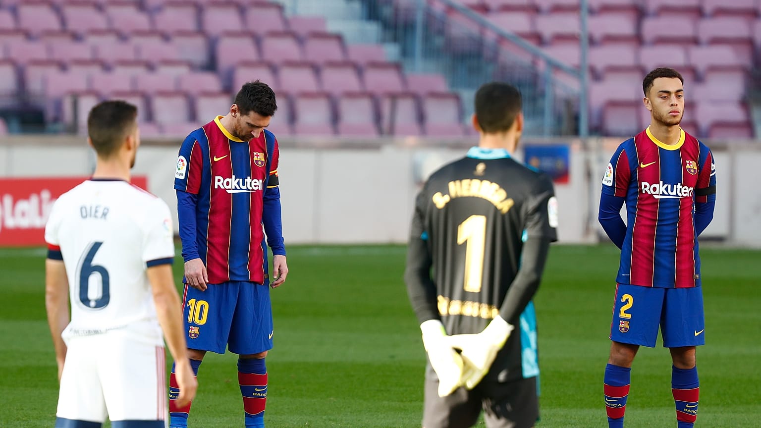 Los jugadores del Barça y del Osasuna rinden homenaje a Maradona