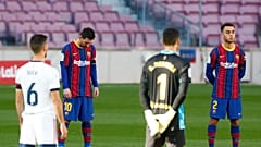 Los jugadores del Barça y del Osasuna rinden homenaje a Maradona