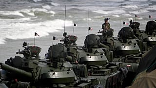 Sri Lanka ordu birlikleri 2009'da sona eren iç savaşın yıl dönümünde gösteri düzenlerken