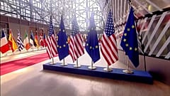 Imagen de banderas europeas y estadounidenses en el interior del edificio de la Comisión Europea, en Bruselas