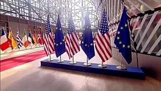 Imagen de banderas europeas y estadounidenses en el interior del edificio de la Comisión Europea, en Bruselas