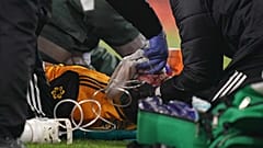 راوول خيمينيس يتلقى العلاج بعد اصطدامه بالرأس مع مدافع أرسنال ديفيد لويز خلال مباراة كرة القدم في الدوري الإنجليزي الممتاز بين أرسنال وولفرهامبتون ، لندن، 29 نوفمبر 2020 