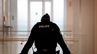 Un policía francés está de pie frente a la sala del tribunal mientras el ex presidente francés Nicolas Sarkozy llega a su juicio, el lunes 30 de noviembre de 2020 en París.