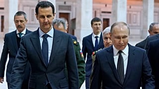 صورة نشرتها وكالة الأنباء السورية الرسمية  تظهر الرئيس السوري بشار الأسد يزور المسجد الأموي التاريخي برفقة الرئيس الروسي فلاديمير بوتين في دمشق القديمة، 7 كانون الثاني 2020  