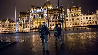 A Terrorelhárítási Központ (TEK) munkatársai járőröznek Budapesten, a Kossuth téren 2020. november 12-én, késő este.