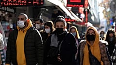 Menschen mit Maske in Ankara.
