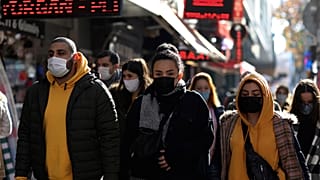Menschen mit Maske in Ankara.