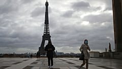 Turist kalabalığı ile bilinen Paris'in ünlü Eyfel Kulesi son dönemlerin en tenha günlerini yaşıyor.