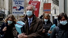EU-Chefunterhändler Michel Barnier gefolgt von Anti-Brexit-Protestierenden in London