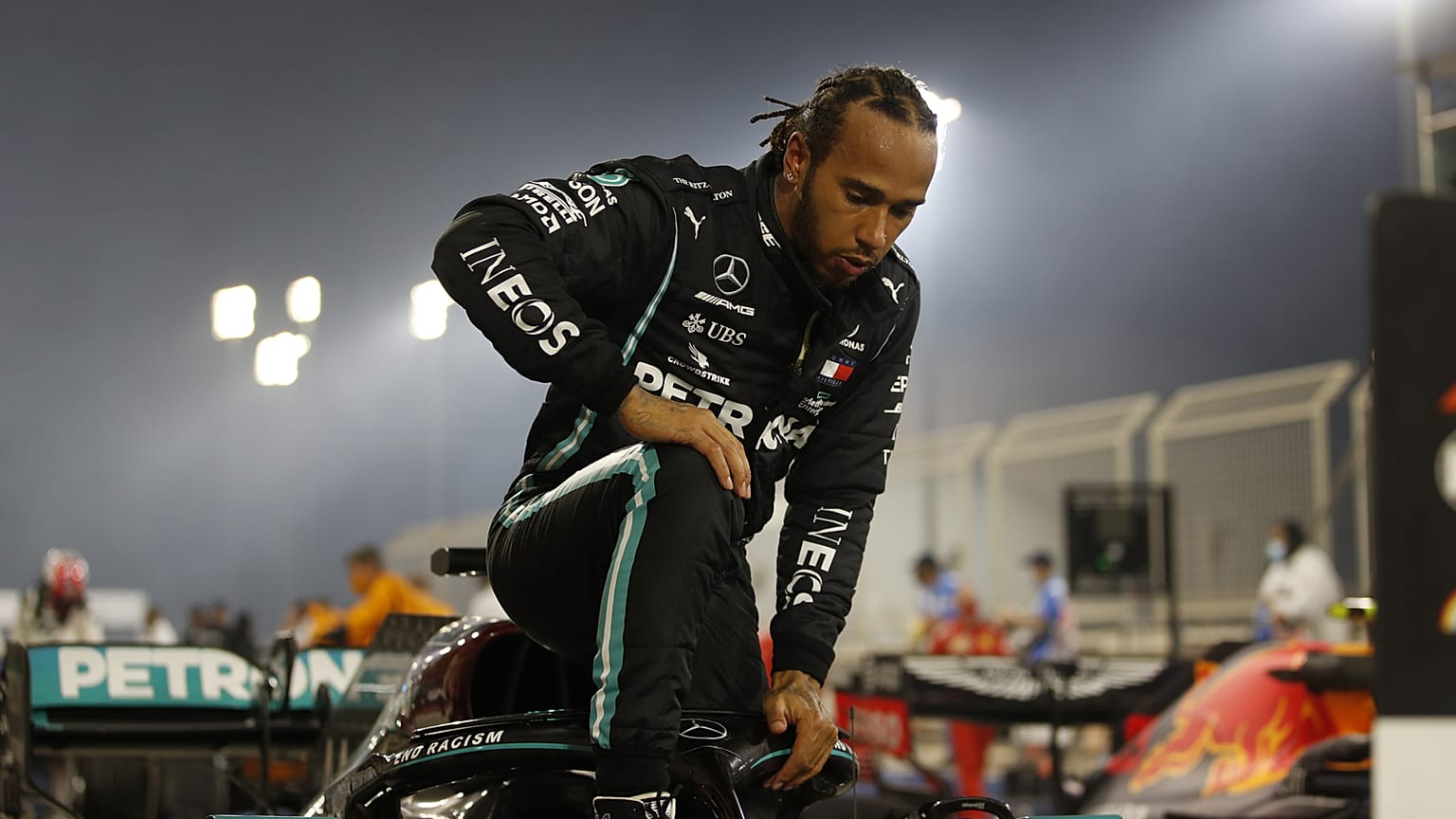 Le Britannique Lewis Hamilton, après sa victoire lors du Grand prix de Bahreïn le 29 novembre 2011
