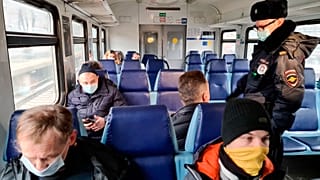 Полиция следит за соблюдением масочного режима в общественном транспорте в Москве