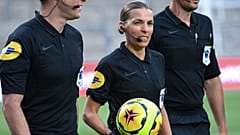Archives : Stéphanie Frappart arbitrant une rencontre du championnat de football masculin, la Ligue 1, entre Nîmes et Marseille, le 9 août 2020 