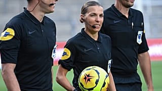 Archives : Stéphanie Frappart arbitrant une rencontre du championnat de football masculin, la Ligue 1, entre Nîmes et Marseille, le 9 août 2020 