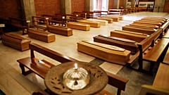 Koporsók az olaszországi Seriate templomában 2020. március 26-án