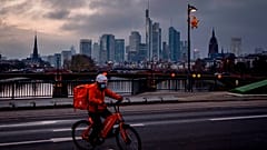 Lieferdienst auf dem Fahrrad mit Maske in Frankfurt