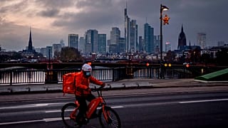Lieferdienst auf dem Fahrrad mit Maske in Frankfurt