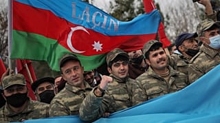 Los azerbaiyanos celebran la entrada de sus tropas en el distrito de Lachín