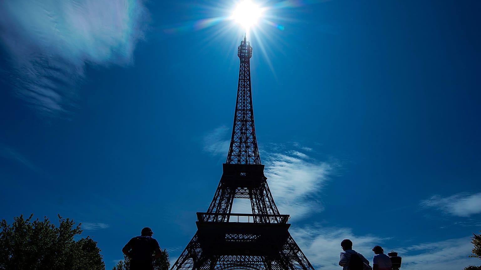 Das Pariser Wahrzeichen: der Eiffelturm. 
