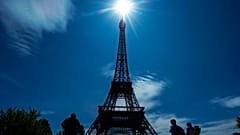Das Pariser Wahrzeichen: der Eiffelturm. 